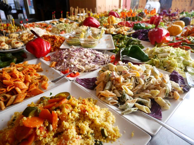 アルバイシン地区でランチに食べた選べるタパス。ビール+お好きなタパスを2つ=2ユーロ!