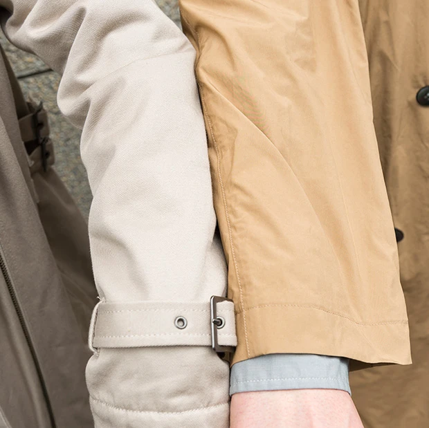 右が今回着用したコート。左と比べるとツルッとしているため花粉がつきにくい