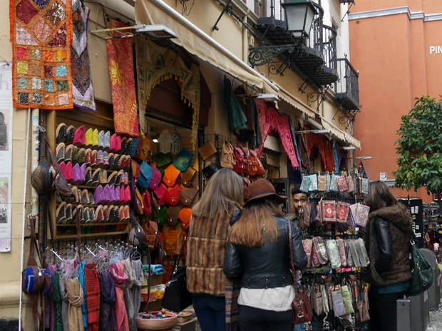 アラブ人街。お土産屋やレストランが並ぶ