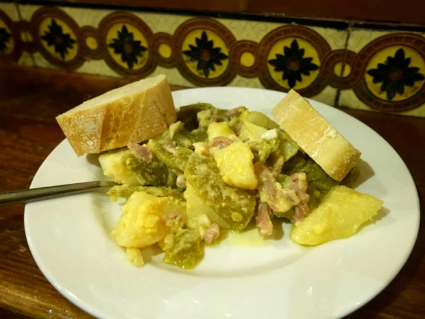 見た目はシンプルだけどしっかりした味。お酒にピッタリの美味しい老舗のタパス