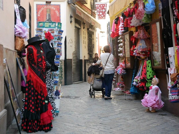 セビリアのお土産屋にはフラメンコの衣装がいっぱい