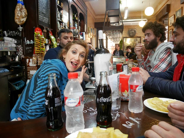 タパスは安いし、ママ陽気。お会計は机の上にチョークで書かれている