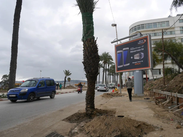 タンジェの街中。スマホの看板に違和感