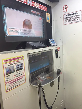  定員３名の小さな個室の中で、１曲１００円でスタンディングカラオケを楽しめる。しっかり防音されているため、ミュージックマイクの音量は十分。Ｓｕｉｃａでの支払いも可能