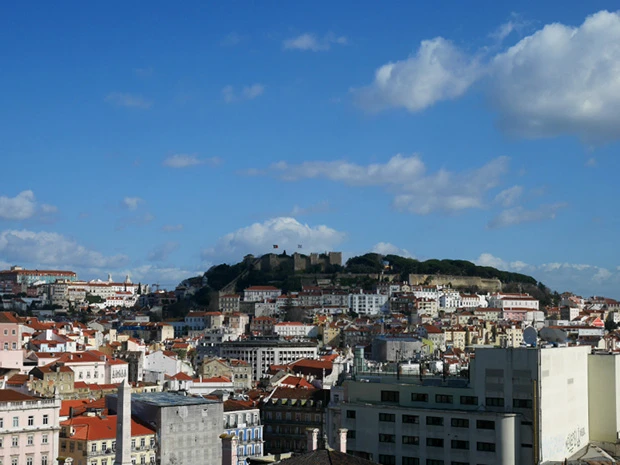 リスボンは急な坂道が多く、街中には路面電車が走っている