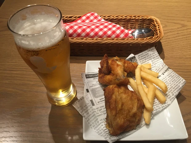 「ケンタッキーフライドチキン高田馬場店」で注文した生ビールとオリジナルチキン(税込合計1100円)