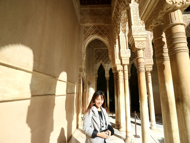 アルハンブラ宮殿内のナスル宮の回廊。イスラム文化の細やかな装飾が美しい