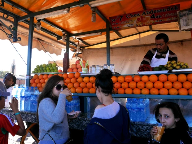 モロッコといえばオレンジジュース!というくらいフェズでもマラケシュでもオレンジジュース屋が目立つ
