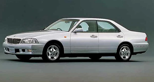 ４代目レパード（Ｙ３３型）ＸＶ。４代目で「レパード」に戻るが、４ドアのみ。ベースは９５年発売のセドリック／グロリア。ターボ搭載モデルに“スーパーハイキャス”が用意された