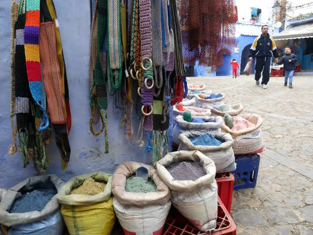 街中に売っている色粉。きっとこれが塗料になるんだな