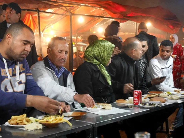 混雑する人気屋台