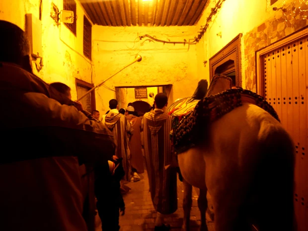 賑やかに迷路を練り歩く行列