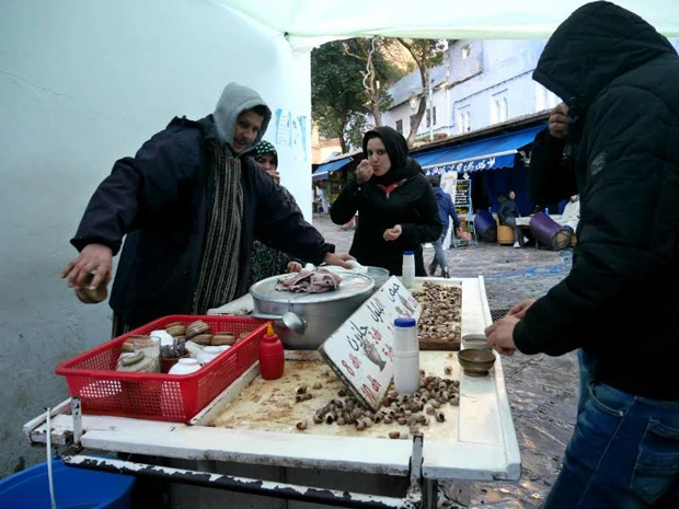 カタツムリのスープ。シジミ汁みたいな見た目と八角のような香辛料の匂い