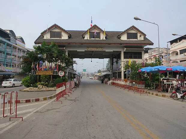  日本ではできない陸路での国境越え。手前がタイ、奥がミャンマー。通貨、言葉など、文化が一変する様子を肌で感じてみては？