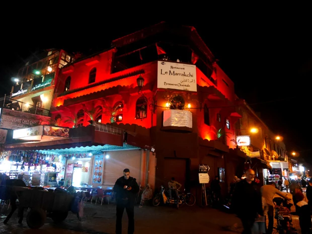 お酒やシーシャ(水たばこ)を扱っている観光客向けのレストラン