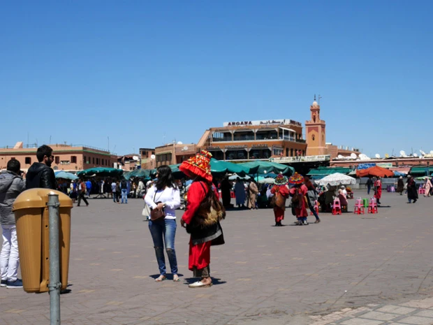 一見、平和なお昼のフナ広場だが…