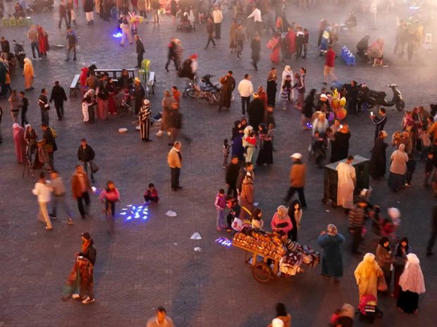 テラスに上がれば誰にもどやされることなくカメラを構え、自由にフナ広場を撮影できる