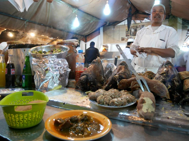 屋台のごはんは20DH(約140円)程度。脳みそなんかも並んでいた