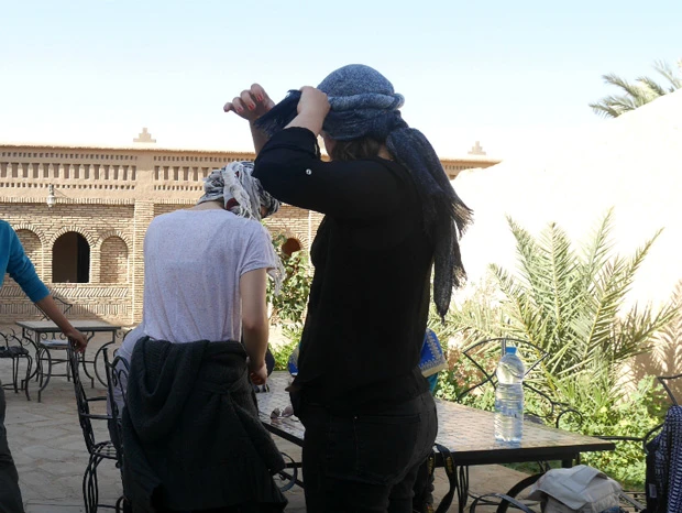 日焼け止めを塗ってスカーフを巻く。そして命の水は必需品!