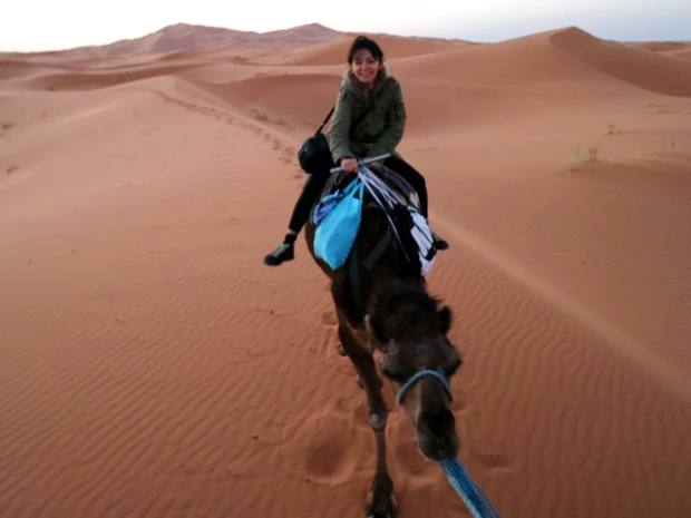 引っ張られてるベイビーと、落ちないように必死のマリーシャ