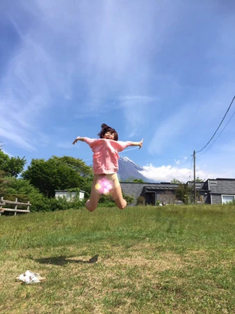 ドローーーンっ!!!とジャンプする紗倉まな。初体験の空撮グラビアは本誌にて!