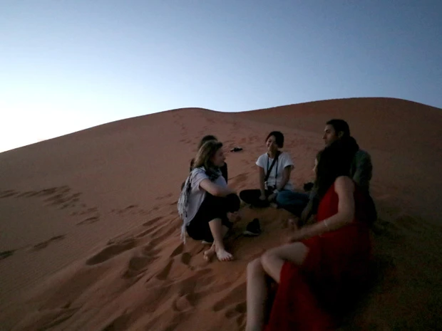 夕暮れのサハラ砂漠で語る話題は…