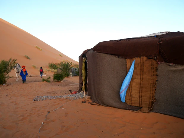 テントには簡易ベッド。絨毯のような毛布で南京虫とかコワイな。と思っていたら蛾が現れたので、毛布をかぶって寝た