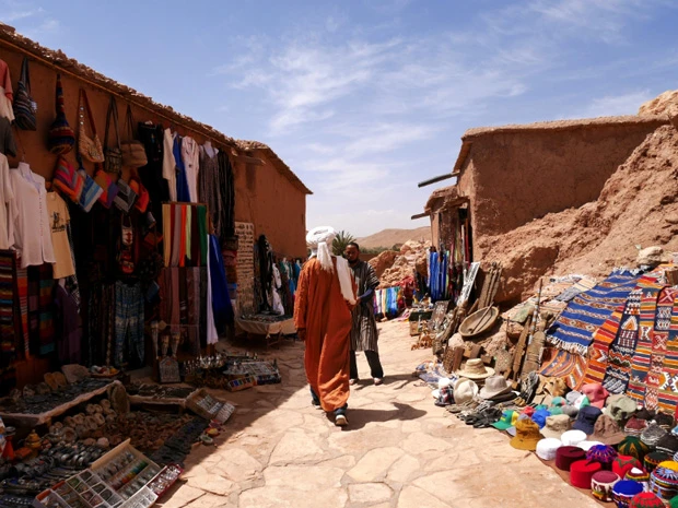 仕事はガイドやおみやげ売りの観光業がメインなのだろう