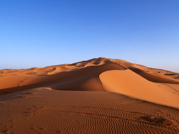 サハラ砂漠。この青とオレンジのコントラスト、大好き