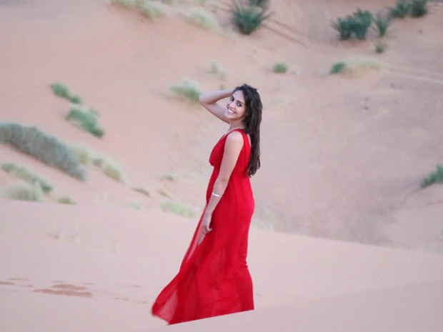 美女と砂丘。まるで映画のヒロインのように美しいイマンちゃん