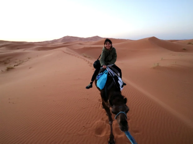 引っ張られてるベイビーと、落ちないように必死のジョッキー・マリーシャ