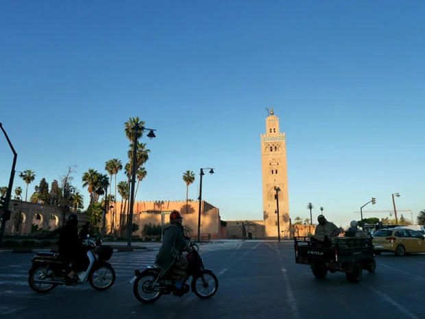 早朝のフナ広場はガラーンと静か
