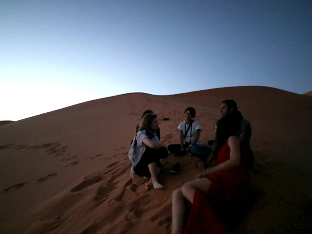 サハラ砂漠で語る話題は…