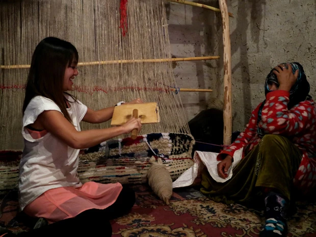 私も絨毯の元となる糸作りに挑戦