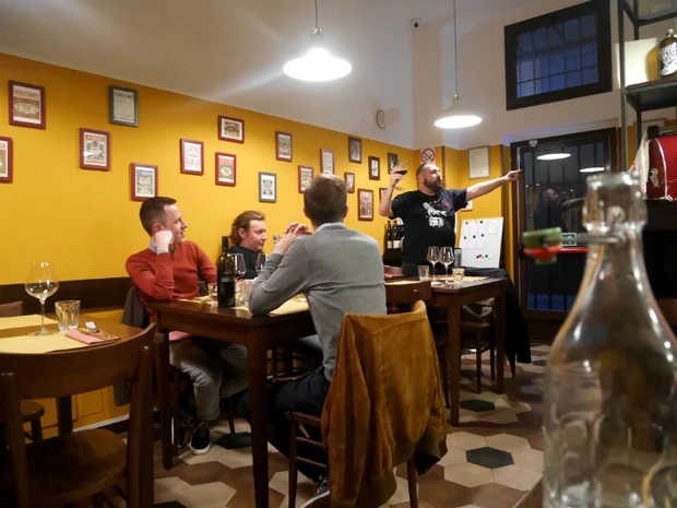 ミラノで最近人気のレストラン。「この味は最高だ!」と立ち上がる客