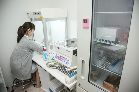 クリニック内で遠心分離器にかけて調整し、細胞を取り出して注射器の中に入れる