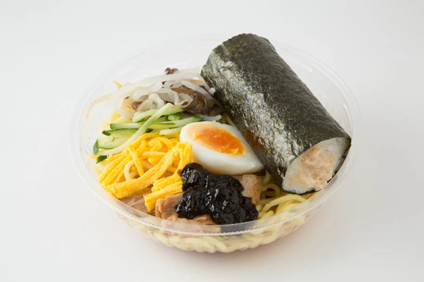 巻き寿司はあらかじめほぐしておこう。ツナマヨも冷し中華によく合う。アクセントとして岩のりを加えると、和の風味が楽しめる