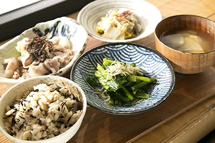 取材時の低糖質の定食メニュー(970円・税込)の糖質21.2g。白米だけのごはんの場合、茶碗約1/3杯しか食べられない糖質量だが、こちらはこの品数とこのボリューム!