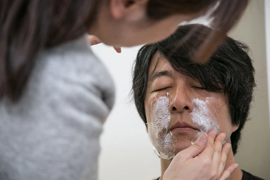 肌に麻酔を塗る