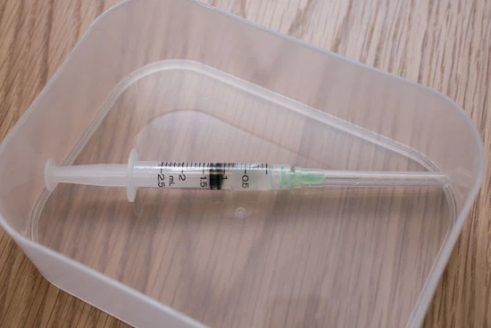 注射器に入れられた貝山編集長の肌細胞。細胞を立体的に保ち、定着率を良くするための薬剤も入っている。今回使うのは1cc