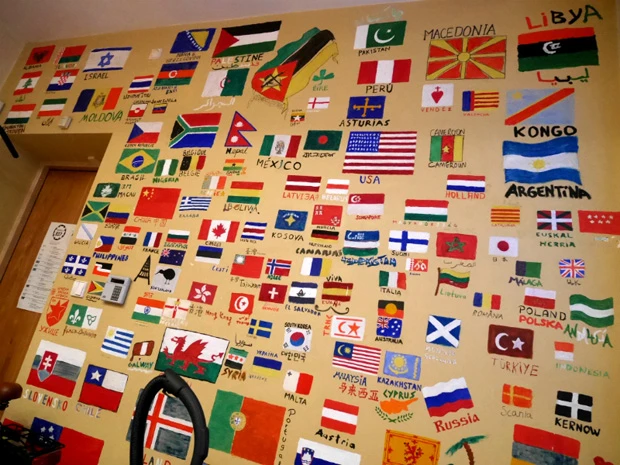 宿の壁。宿泊客が描いていったんだそうだけど、まだまだ行ったことない国がいっぱい