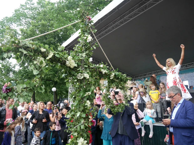 夏至祭り。会場真ん中には十字架型に草花が飾られたメイポールが建てられた