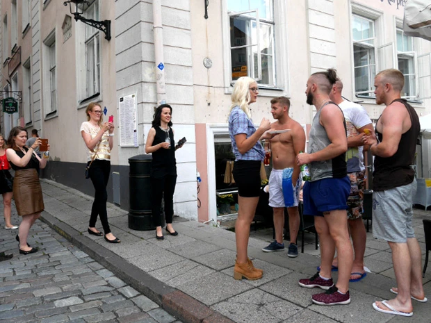  チキンナゲットを配る女性たち