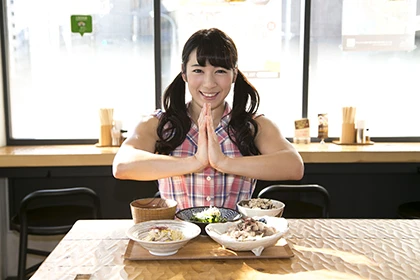 いかに筋肉を美しく表現できるかを研究した「いっただきまーーす」のポーズ