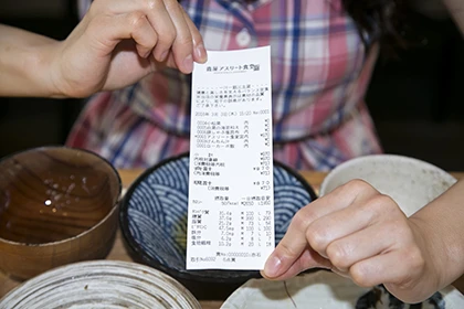 レシートには定食のカロリー、タンパク質・糖質・脂質など7種類の栄養素の摂取量と男女別に一日の摂取目安量も記載されているため、レコーディングにも便利