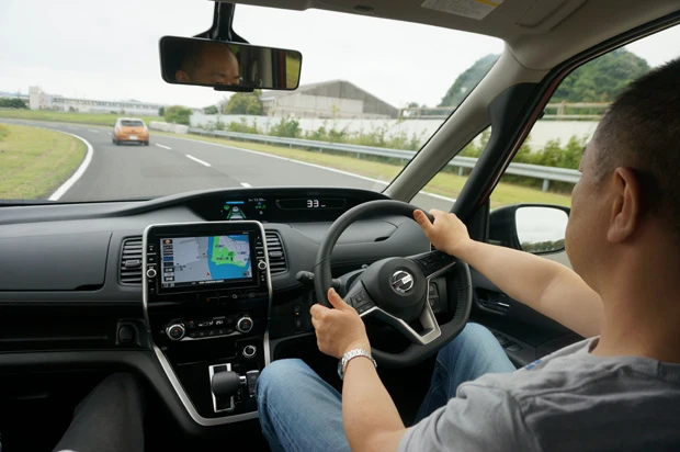 手放し運転はできないが、ステアリングを軽く握っているだけで、積極的に車線中央をキープするようにアシストが介入する。試しに手放し運転すると、数秒で写真のような警告画面(と警告音)が出て、プロパイロットは切れてしまった