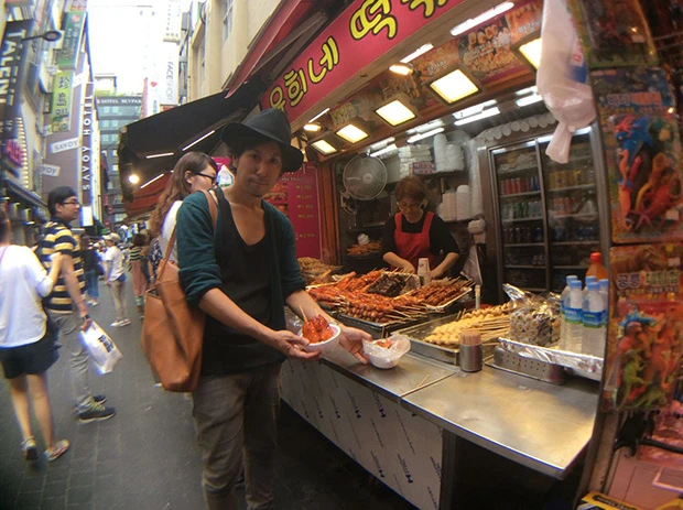 韓国の繁華街にやって腹ごしらえをするチクポチハンター