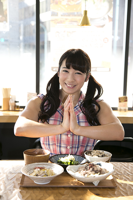 今回のガイド役に超ノリノリな“筋肉アイドル”才木玲佳ちゃん。いかに筋肉を美しく表現できるかを研究した「いっただきまーーす」のポーズ