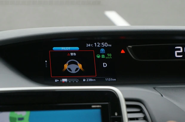 試しに手放し運転すると、数秒で写真のような警告画面（と警告音）が出て、プロパイロットは切れてしまった