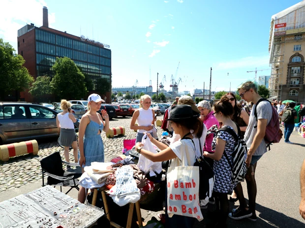 ヒエタラハティのフリーマーケットを物色。掘り出し物ないかしら